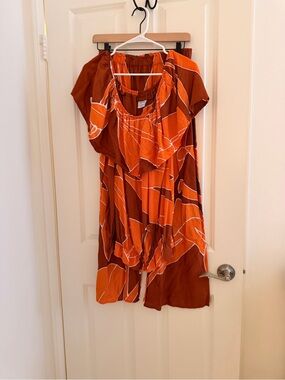 Vintage Simply Sisters, off shoulder top, elastic bottoms. Slit on the bottoms